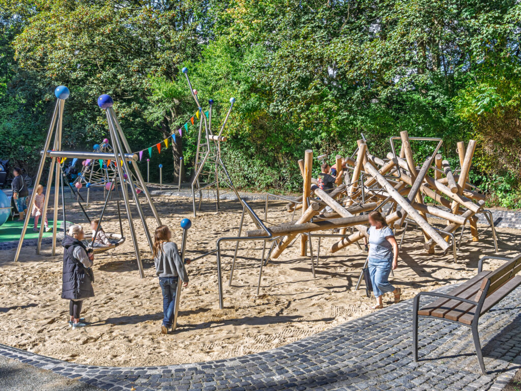 4_3_Spielplatz Albert-Schweizer-Weg NeumühlenDDorf-2